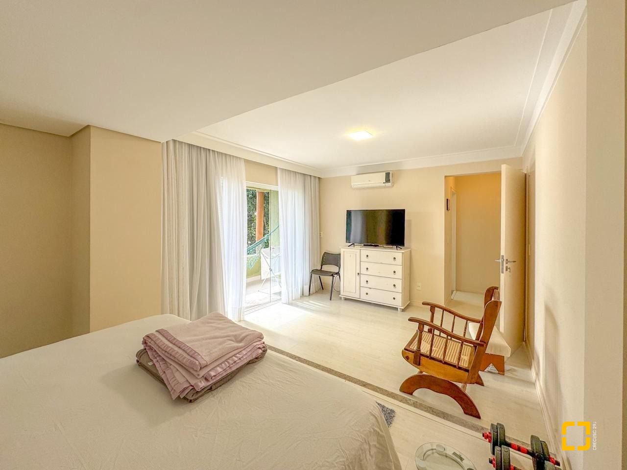 Casa com 350m², 7 quartos (sendo 3 suítes), 3 garagens, no bairro Lagoa da Conceição em Florianópolis