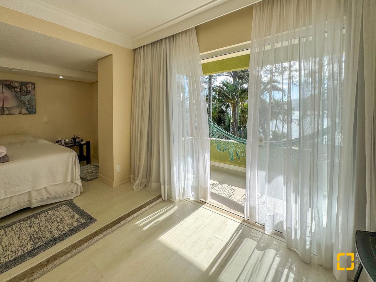 Casa com 350m², 7 quartos (sendo 3 suítes), 3 garagens, no bairro Lagoa da Conceição em Florianópolis