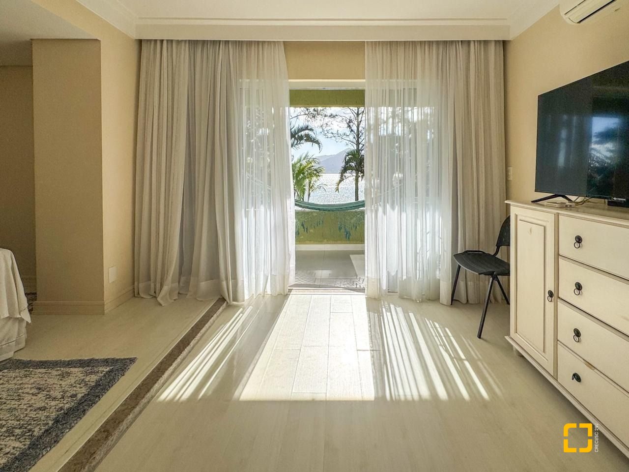 Casa com 350m², 7 quartos (sendo 3 suítes), 3 garagens, no bairro Lagoa da Conceição em Florianópolis