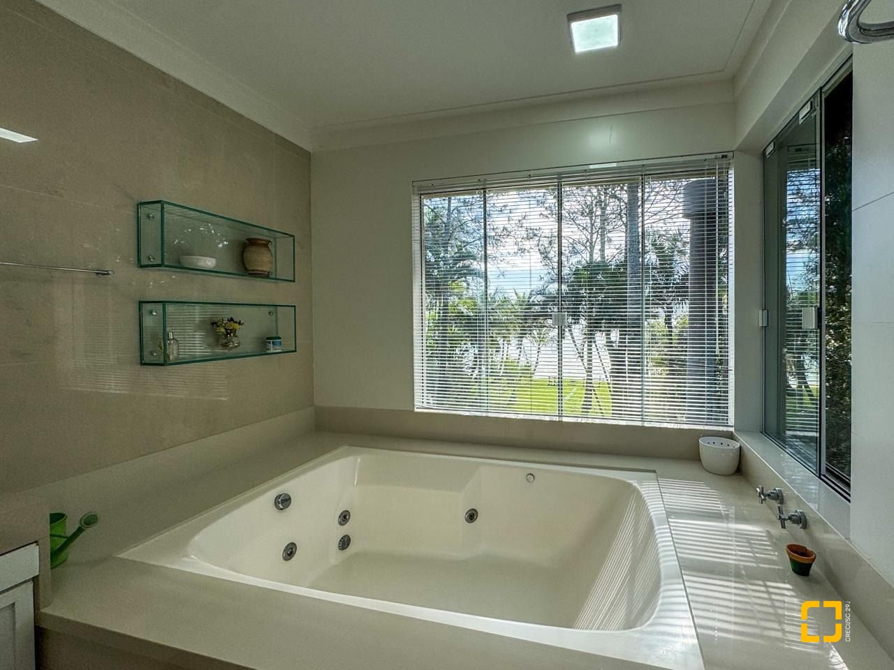 Casa com 350m², 7 quartos (sendo 3 suítes), 3 garagens, no bairro Lagoa da Conceição em Florianópolis