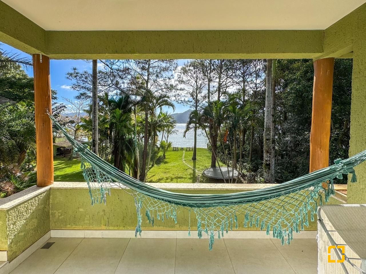 Casa com 350m², 7 quartos (sendo 3 suítes), 3 garagens, no bairro Lagoa da Conceição em Florianópolis