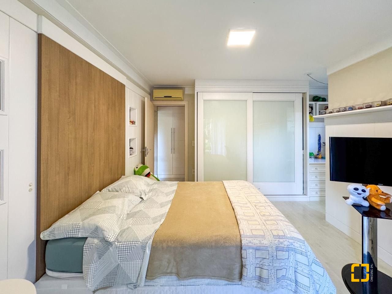 Casa com 350m², 7 quartos (sendo 3 suítes), 3 garagens, no bairro Lagoa da Conceição em Florianópolis