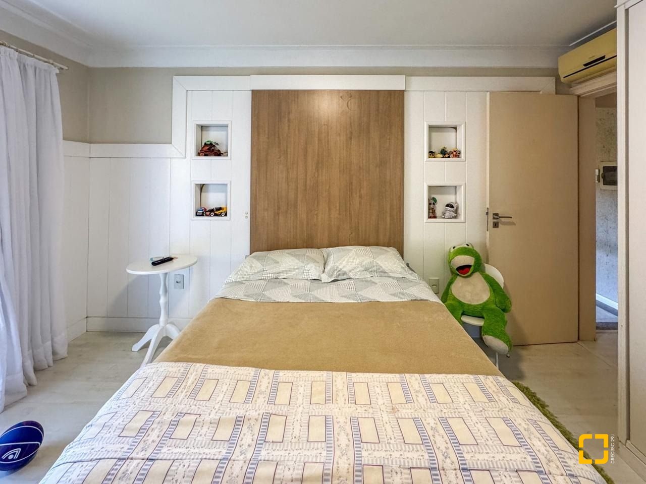 Casa com 350m², 7 quartos (sendo 3 suítes), 3 garagens, no bairro Lagoa da Conceição em Florianópolis