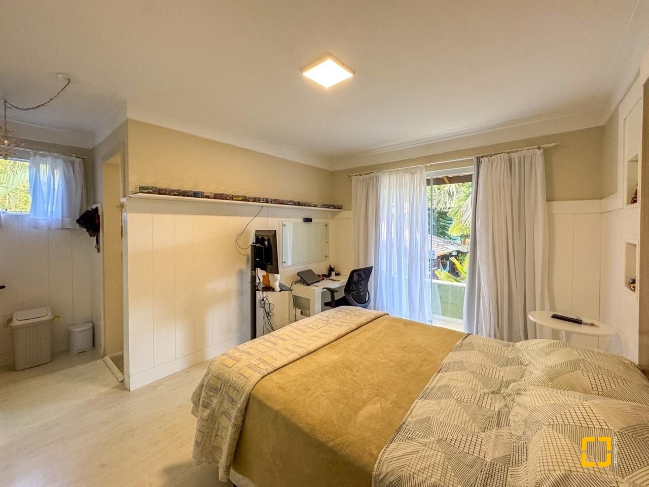 Casa com 350m², 7 quartos (sendo 3 suítes), 3 garagens, no bairro Lagoa da Conceição em Florianópolis