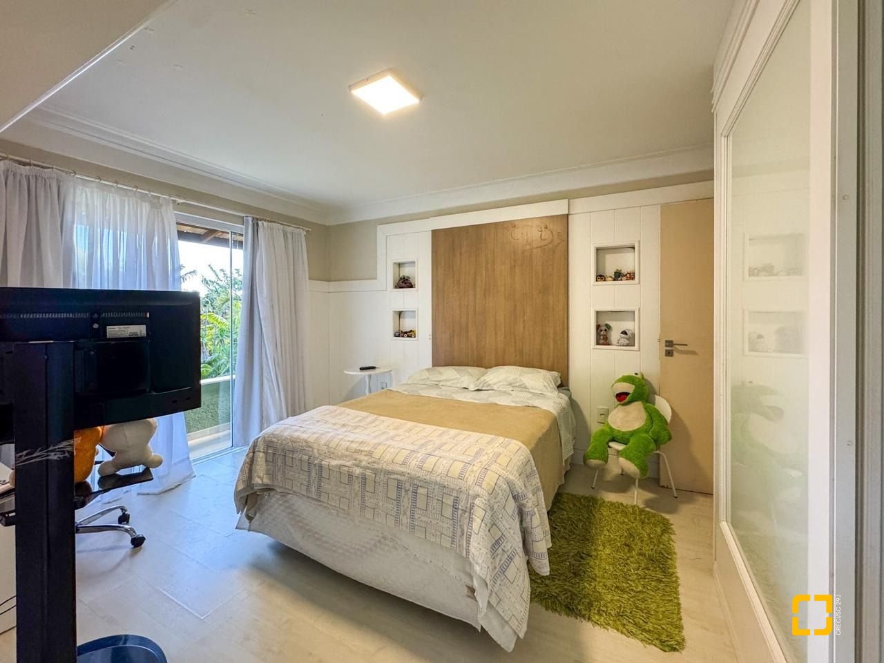 Casa com 350m², 7 quartos (sendo 3 suítes), 3 garagens, no bairro Lagoa da Conceição em Florianópolis