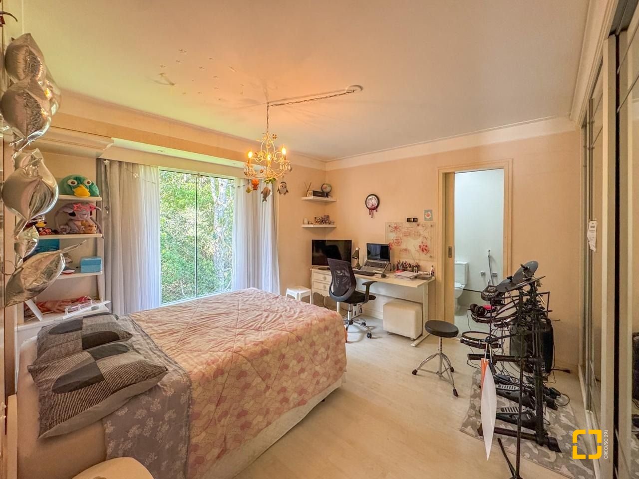 Casa com 350m², 7 quartos (sendo 3 suítes), 3 garagens, no bairro Lagoa da Conceição em Florianópolis