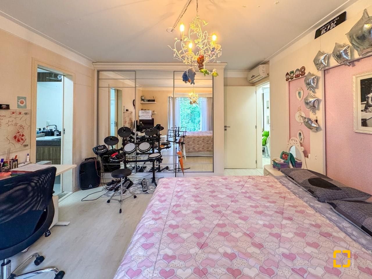 Casa com 350m², 7 quartos (sendo 3 suítes), 3 garagens, no bairro Lagoa da Conceição em Florianópolis