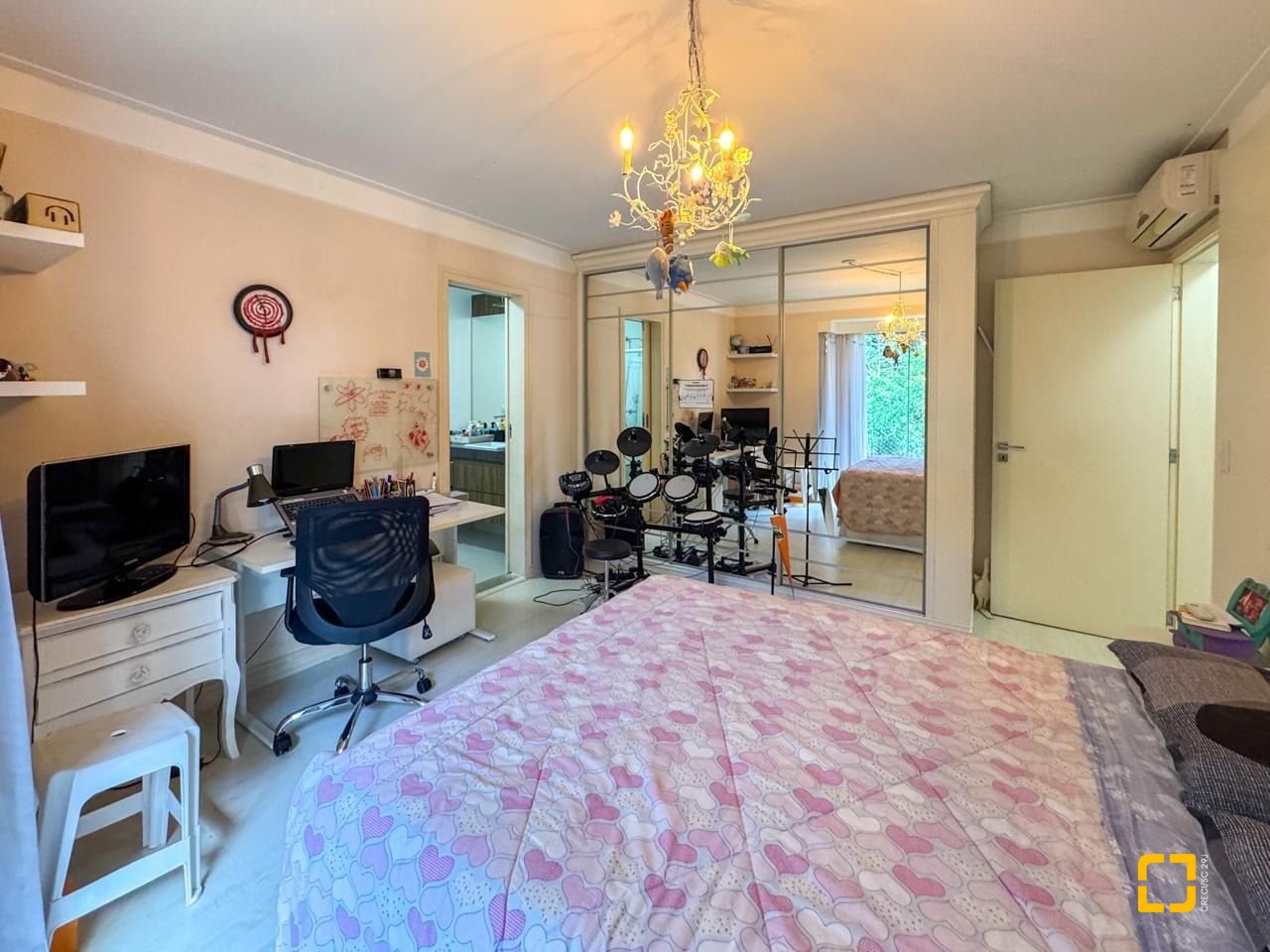 Casa com 350m², 7 quartos (sendo 3 suítes), 3 garagens, no bairro Lagoa da Conceição em Florianópolis
