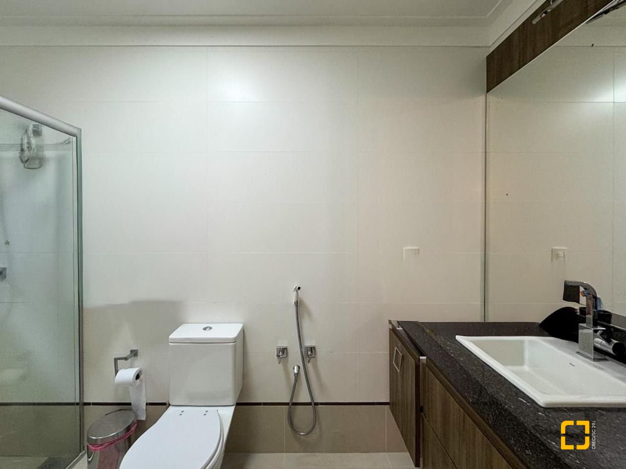 Casa com 350m², 7 quartos (sendo 3 suítes), 3 garagens, no bairro Lagoa da Conceição em Florianópolis