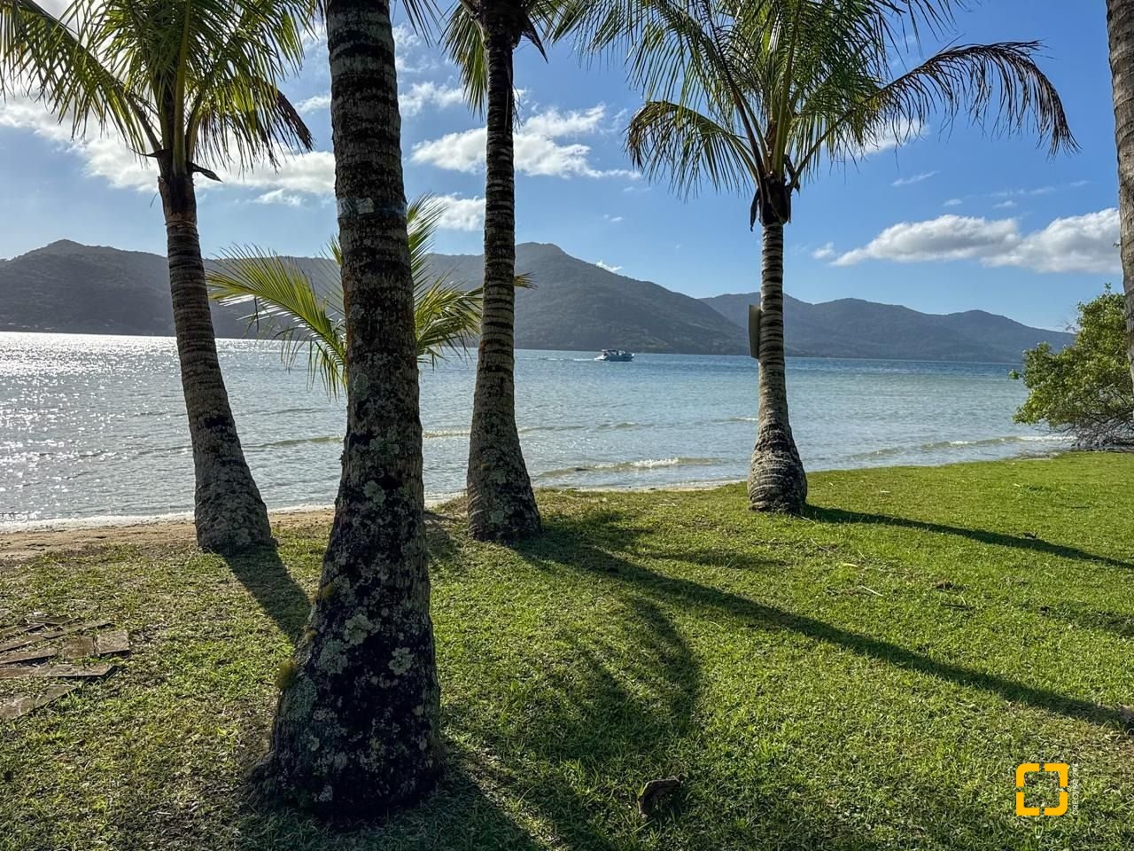 Casa com 350m², 7 quartos (sendo 3 suítes), 3 garagens, no bairro Lagoa da Conceição em Florianópolis
