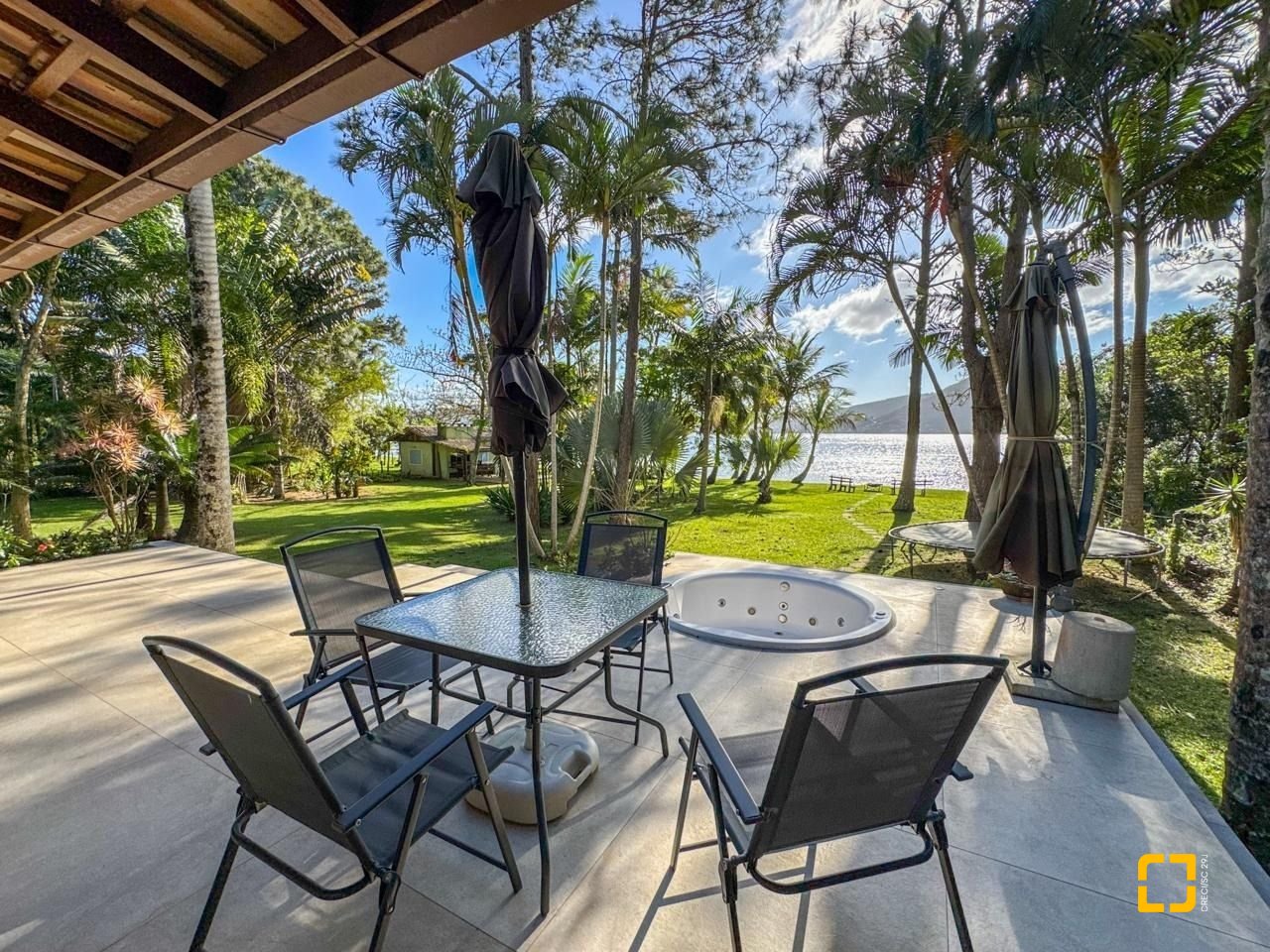 Casa com 350m², 7 quartos (sendo 3 suítes), 3 garagens, no bairro Lagoa da Conceição em Florianópolis