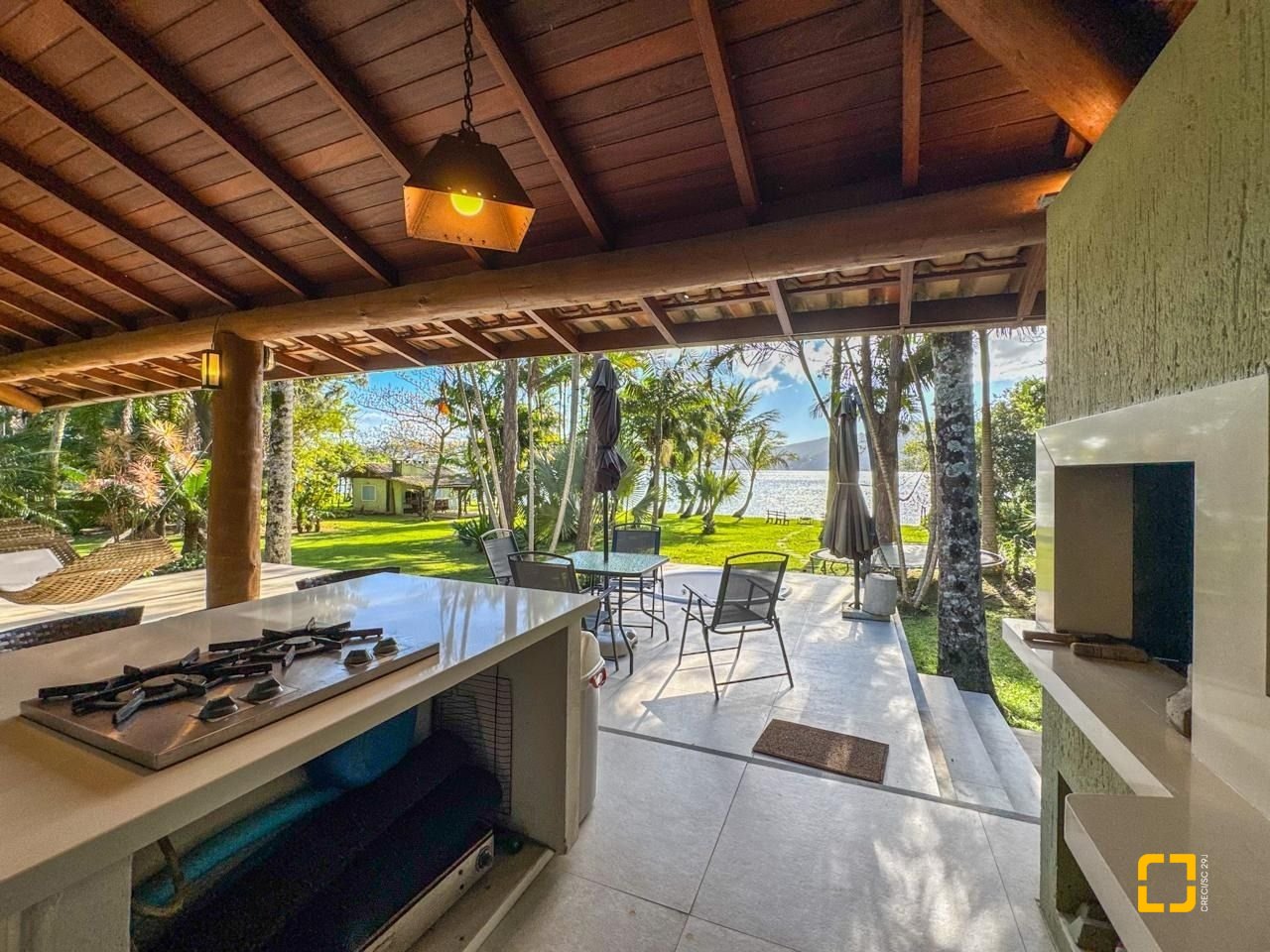 Casa com 350m², 7 quartos (sendo 3 suítes), 3 garagens, no bairro Lagoa da Conceição em Florianópolis