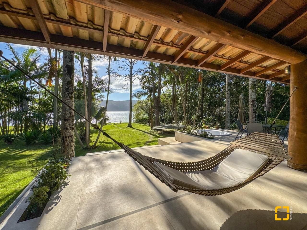 Casa com 350m², 7 quartos (sendo 3 suítes), 3 garagens, no bairro Lagoa da Conceição em Florianópolis