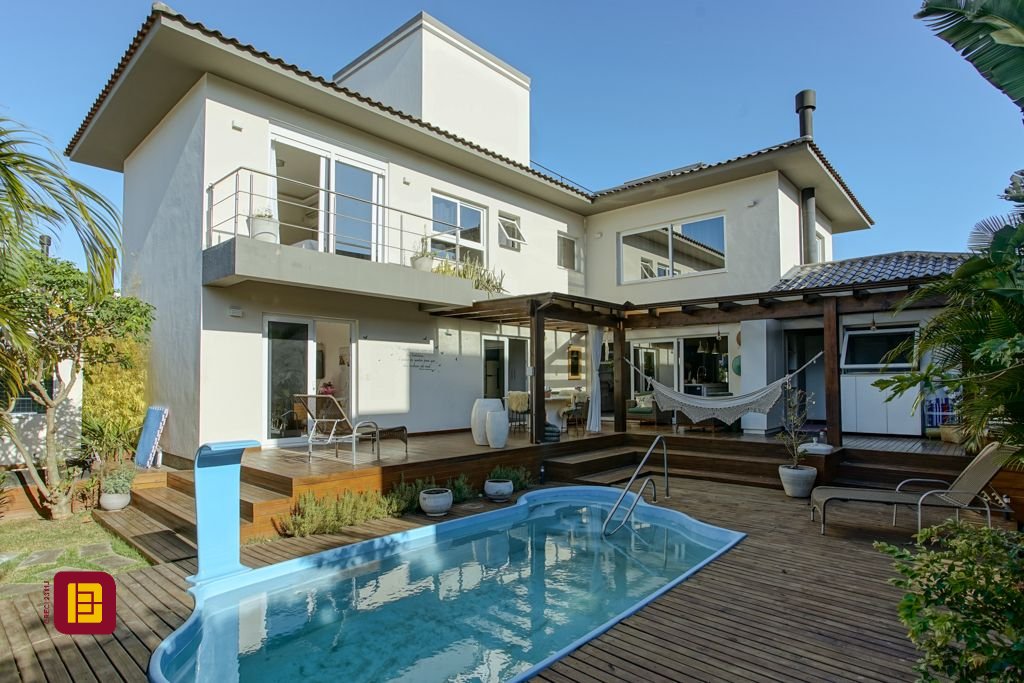 Casa com 340m², 5 quartos (sendo 2 suítes), 2 garagens, no bairro Rio Tavares em Florianópolis