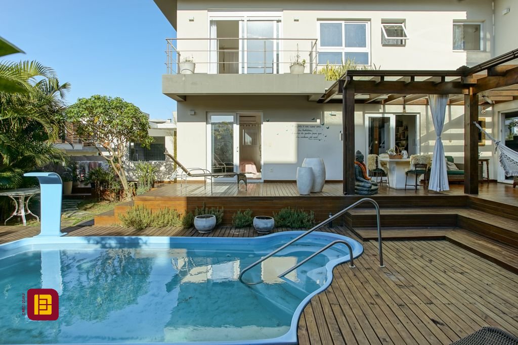 Casa com 340m², 5 quartos (sendo 2 suítes), 2 garagens, no bairro Rio Tavares em Florianópolis