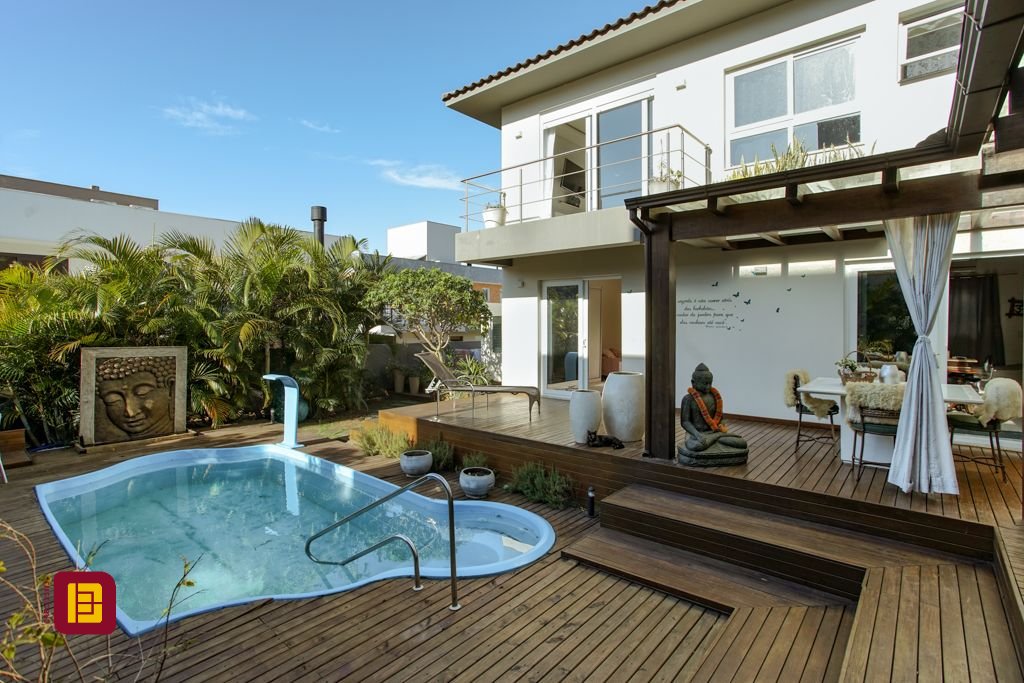 Casa com 340m², 5 quartos (sendo 2 suítes), 2 garagens, no bairro Rio Tavares em Florianópolis