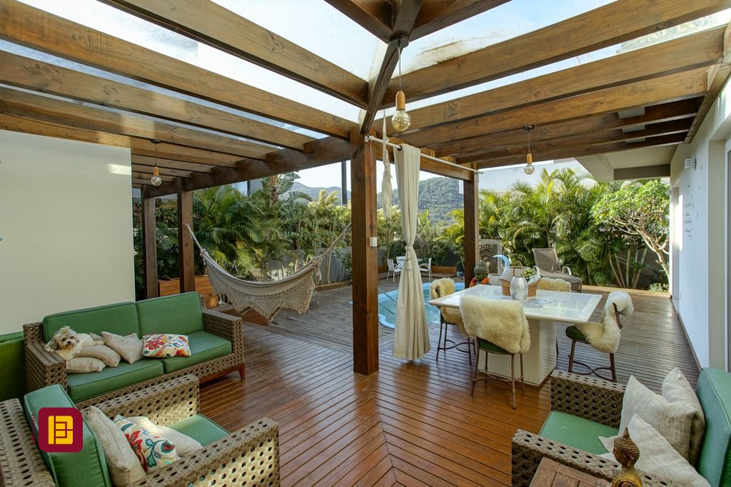 Casa com 340m², 5 quartos (sendo 2 suítes), 2 garagens, no bairro Rio Tavares em Florianópolis
