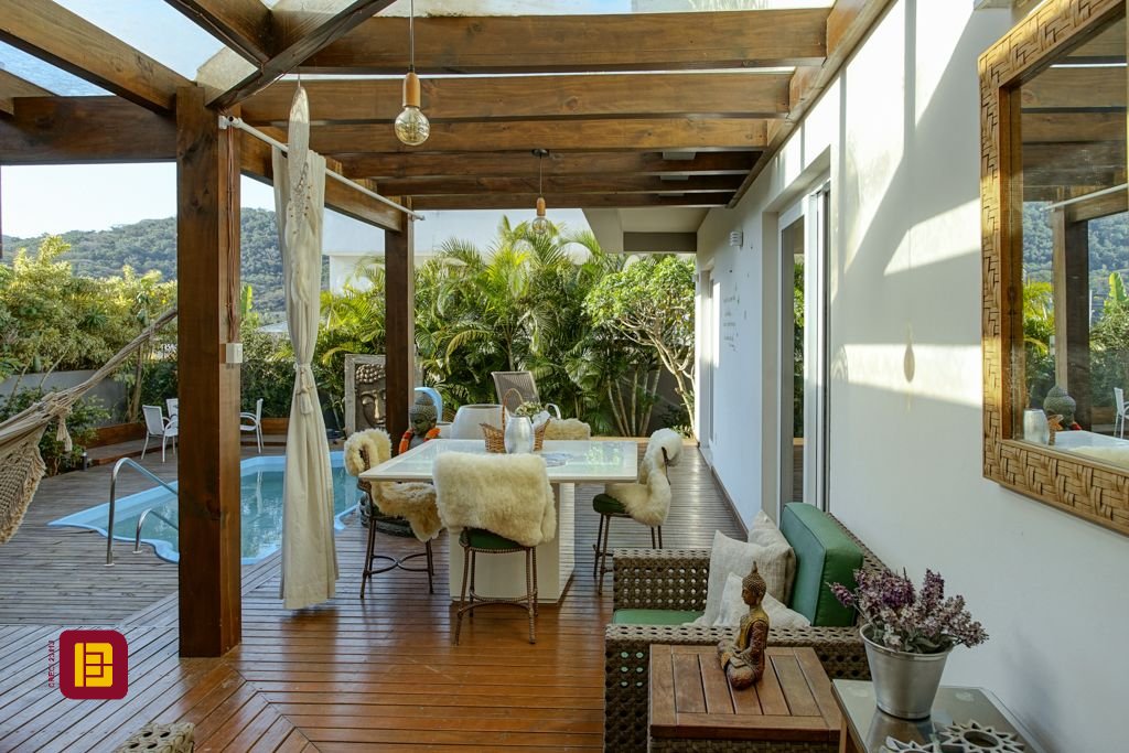 Casa com 340m², 5 quartos (sendo 2 suítes), 2 garagens, no bairro Rio Tavares em Florianópolis
