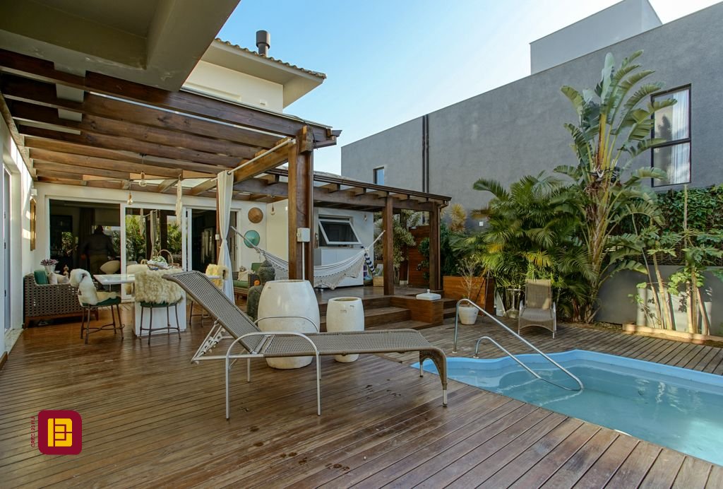 Casa com 340m², 5 quartos (sendo 2 suítes), 2 garagens, no bairro Rio Tavares em Florianópolis