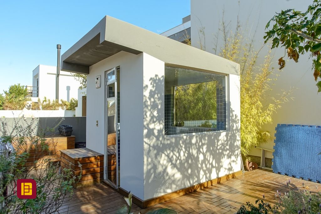 Casa com 340m², 5 quartos (sendo 2 suítes), 2 garagens, no bairro Rio Tavares em Florianópolis