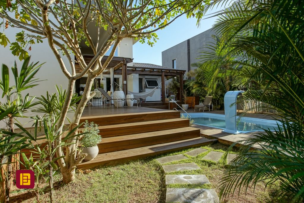 Casa com 340m², 5 quartos (sendo 2 suítes), 2 garagens, no bairro Rio Tavares em Florianópolis