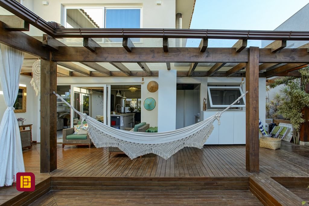 Casa com 340m², 5 quartos (sendo 2 suítes), 2 garagens, no bairro Rio Tavares em Florianópolis