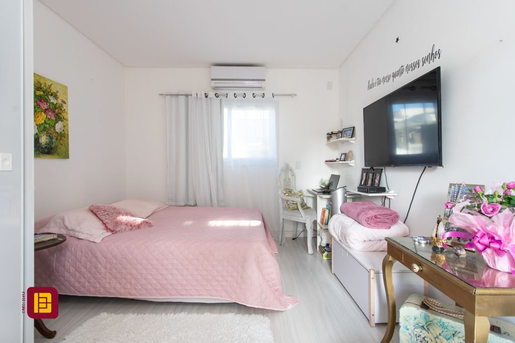 Casa com 340m², 5 quartos (sendo 2 suítes), 2 garagens, no bairro Rio Tavares em Florianópolis