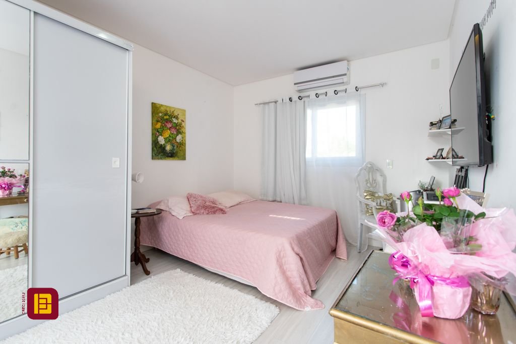 Casa com 340m², 5 quartos (sendo 2 suítes), 2 garagens, no bairro Rio Tavares em Florianópolis