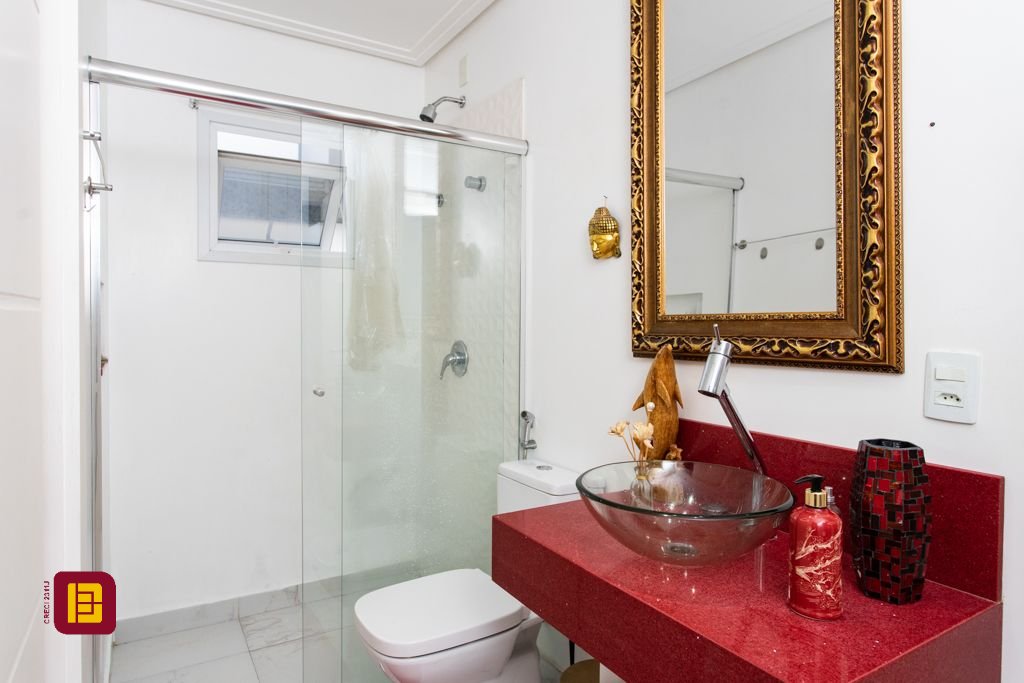 Casa com 340m², 5 quartos (sendo 2 suítes), 2 garagens, no bairro Rio Tavares em Florianópolis