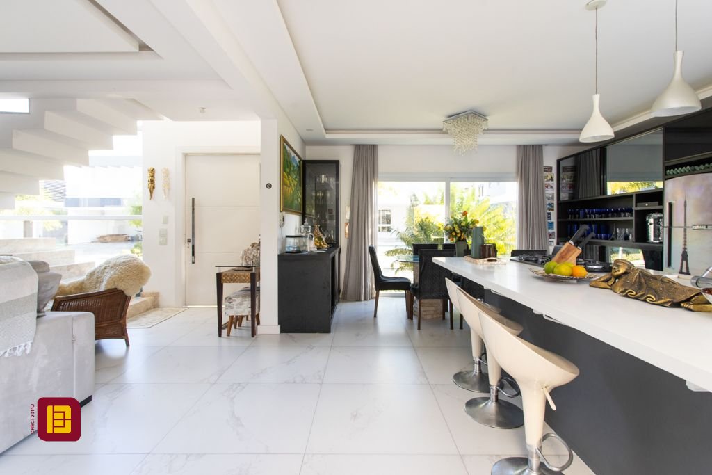 Casa com 340m², 5 quartos (sendo 2 suítes), 2 garagens, no bairro Rio Tavares em Florianópolis