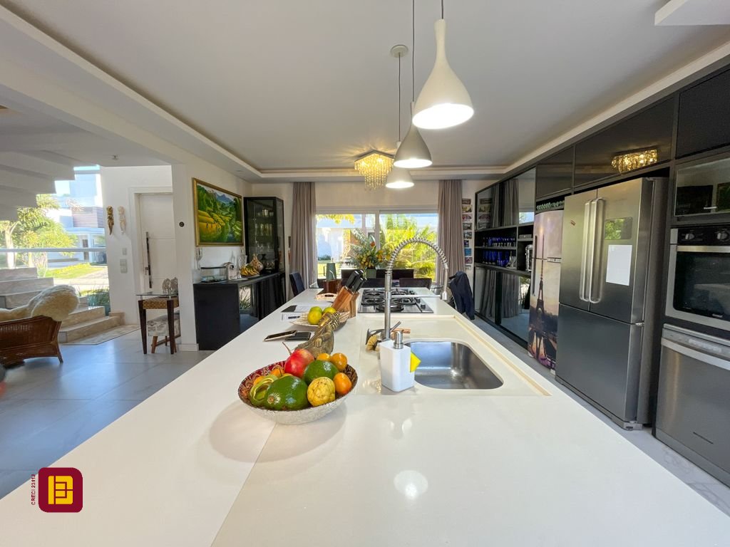 Casa com 340m², 5 quartos (sendo 2 suítes), 2 garagens, no bairro Rio Tavares em Florianópolis