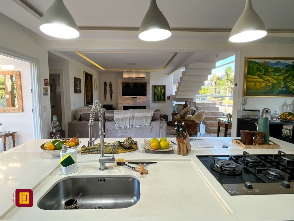 Casa com 340m², 5 quartos (sendo 2 suítes), 2 garagens, no bairro Rio Tavares em Florianópolis