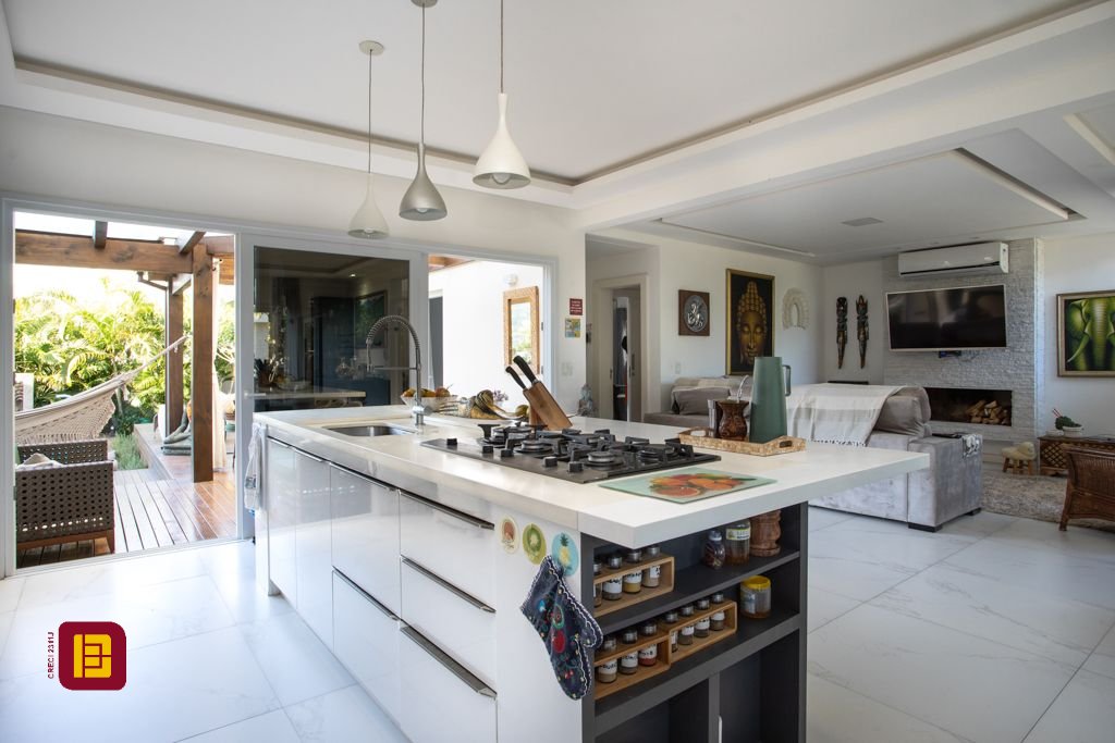 Casa com 340m², 5 quartos (sendo 2 suítes), 2 garagens, no bairro Rio Tavares em Florianópolis