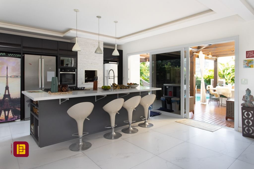 Casa com 340m², 5 quartos (sendo 2 suítes), 2 garagens, no bairro Rio Tavares em Florianópolis