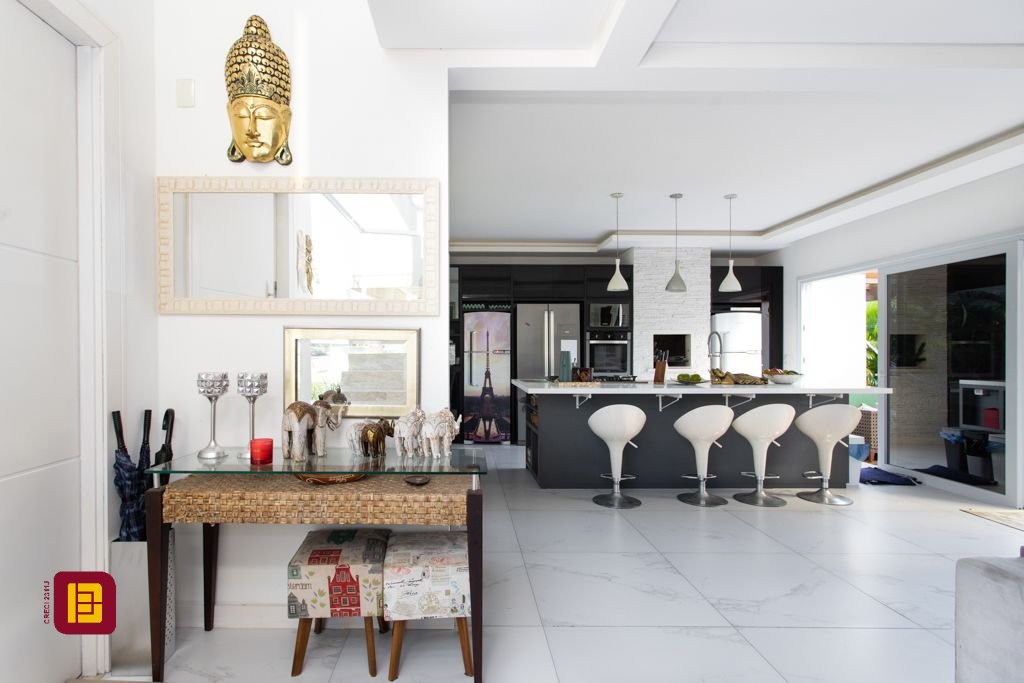 Casa com 340m², 5 quartos (sendo 2 suítes), 2 garagens, no bairro Rio Tavares em Florianópolis