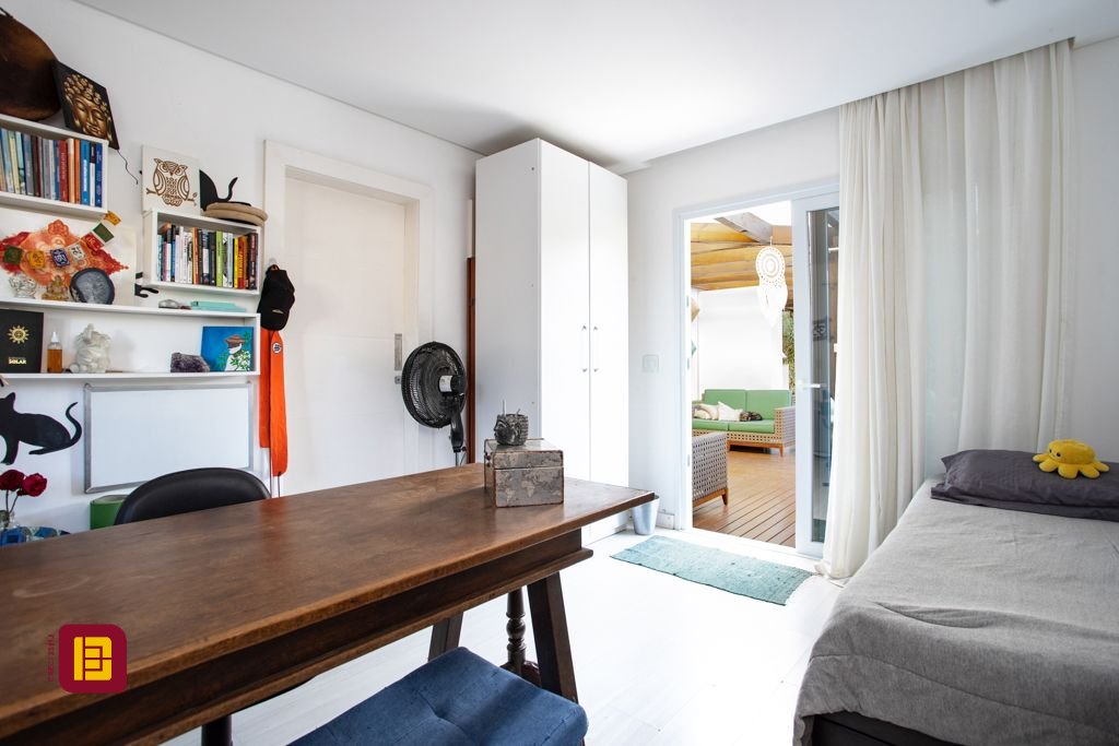Casa com 340m², 5 quartos (sendo 2 suítes), 2 garagens, no bairro Rio Tavares em Florianópolis