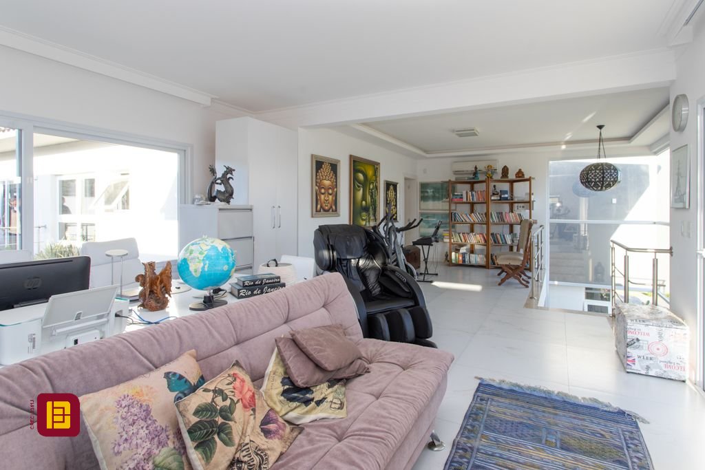 Casa com 340m², 5 quartos (sendo 2 suítes), 2 garagens, no bairro Rio Tavares em Florianópolis