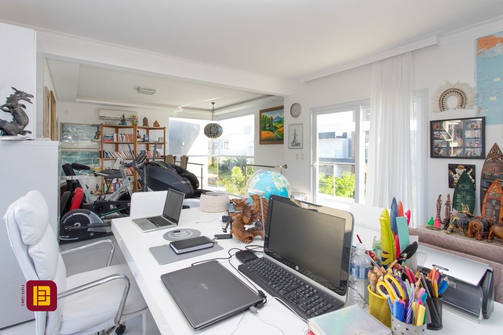 Casa com 340m², 5 quartos (sendo 2 suítes), 2 garagens, no bairro Rio Tavares em Florianópolis
