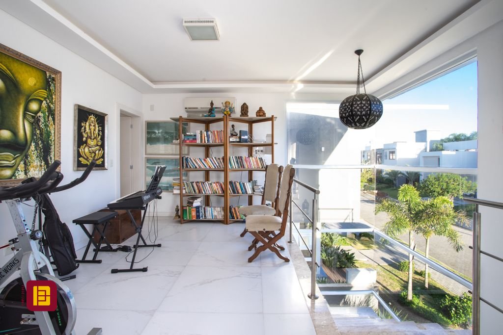 Casa com 340m², 5 quartos (sendo 2 suítes), 2 garagens, no bairro Rio Tavares em Florianópolis