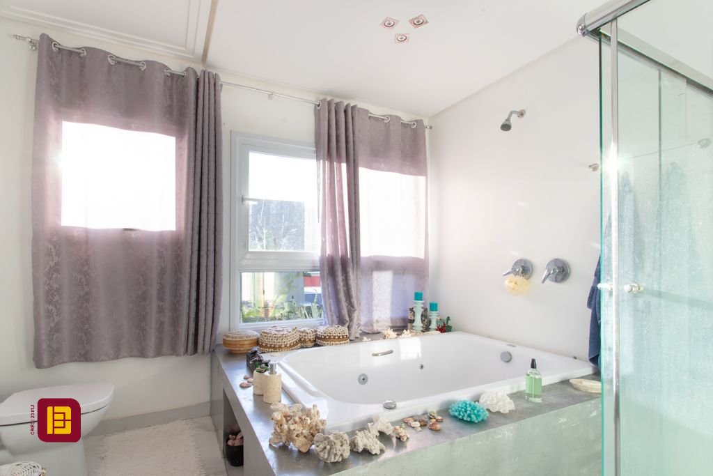 Casa com 340m², 5 quartos (sendo 2 suítes), 2 garagens, no bairro Rio Tavares em Florianópolis