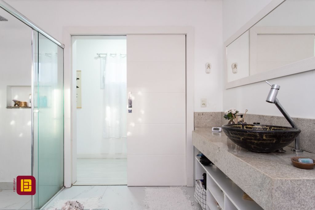 Casa com 340m², 5 quartos (sendo 2 suítes), 2 garagens, no bairro Rio Tavares em Florianópolis