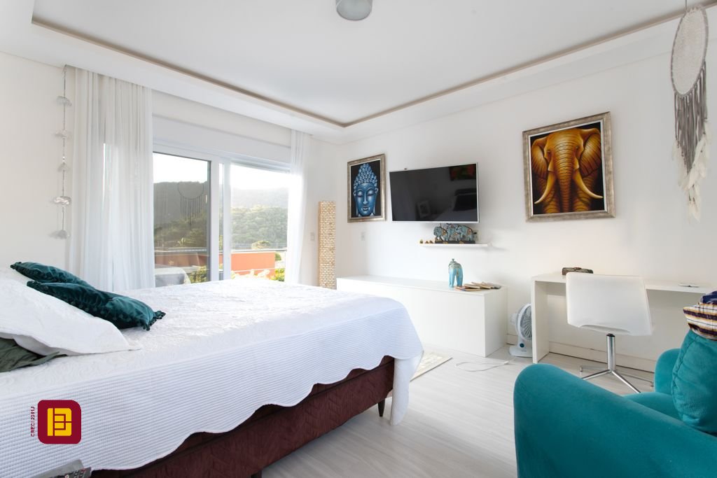 Casa com 340m², 5 quartos (sendo 2 suítes), 2 garagens, no bairro Rio Tavares em Florianópolis