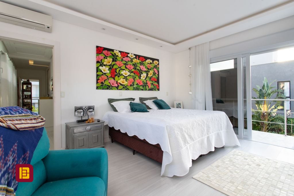Casa com 340m², 5 quartos (sendo 2 suítes), 2 garagens, no bairro Rio Tavares em Florianópolis