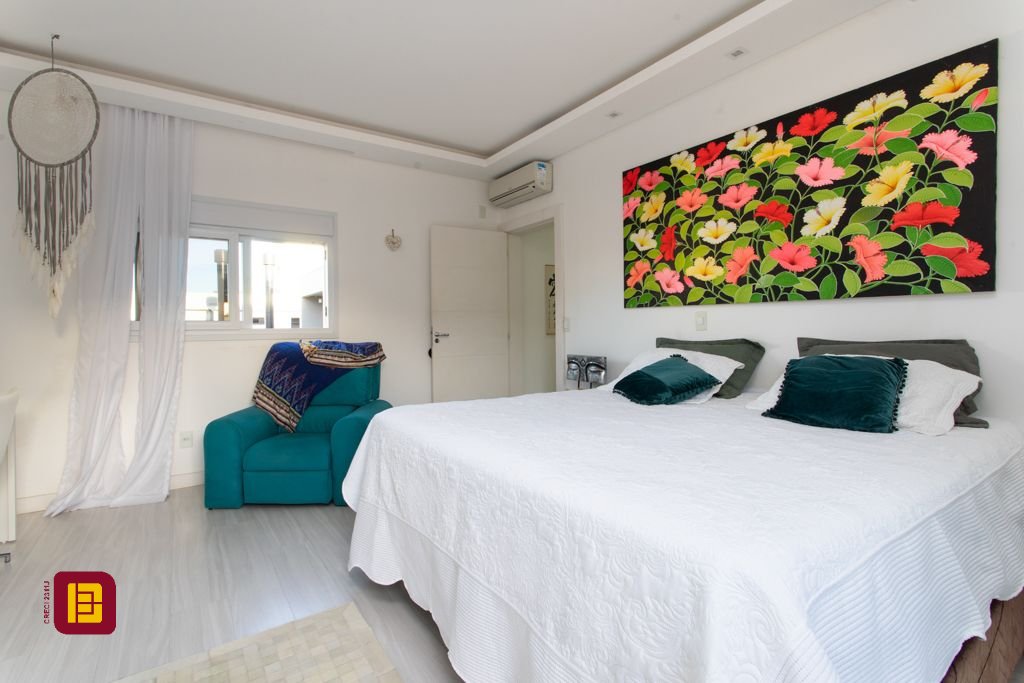 Casa com 340m², 5 quartos (sendo 2 suítes), 2 garagens, no bairro Rio Tavares em Florianópolis