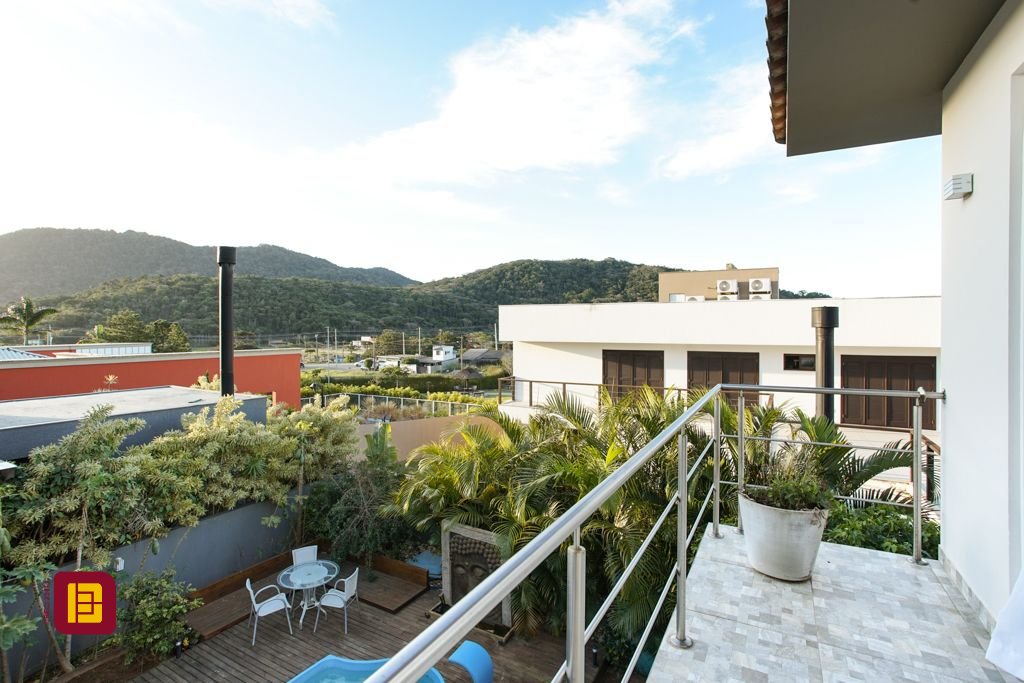 Casa com 340m², 5 quartos (sendo 2 suítes), 2 garagens, no bairro Rio Tavares em Florianópolis