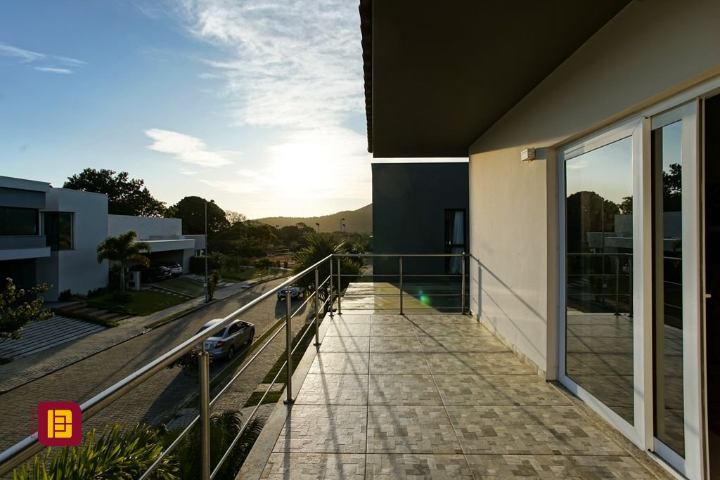 Casa com 340m², 5 quartos (sendo 2 suítes), 2 garagens, no bairro Rio Tavares em Florianópolis