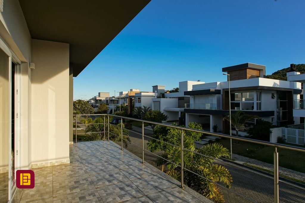 Casa com 340m², 5 quartos (sendo 2 suítes), 2 garagens, no bairro Rio Tavares em Florianópolis