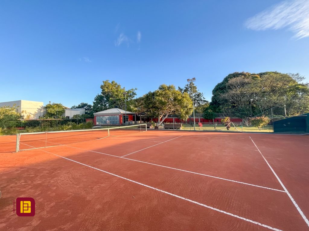 Casa com 340m², 5 quartos (sendo 2 suítes), 2 garagens, no bairro Rio Tavares em Florianópolis