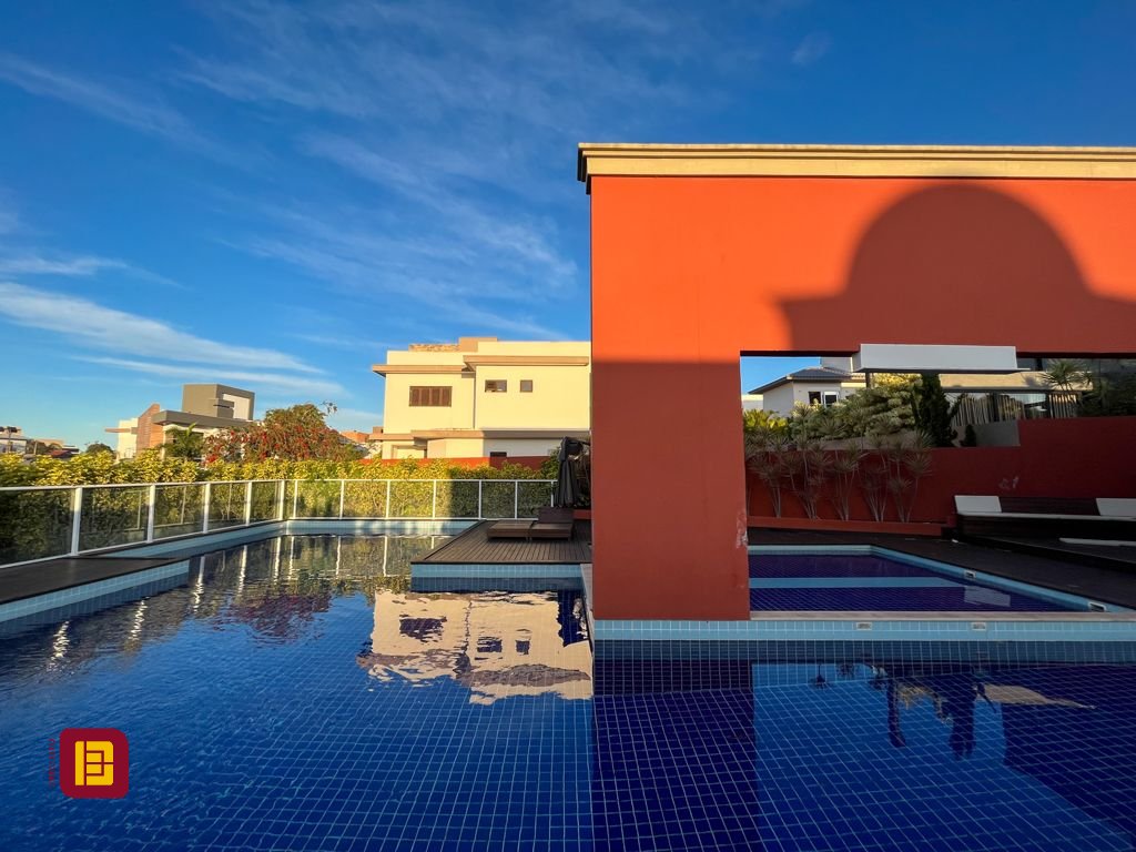 Casa com 340m², 5 quartos (sendo 2 suítes), 2 garagens, no bairro Rio Tavares em Florianópolis