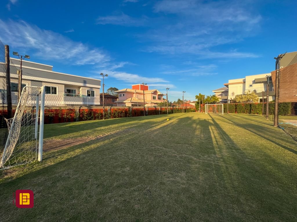 Casa com 340m², 5 quartos (sendo 2 suítes), 2 garagens, no bairro Rio Tavares em Florianópolis